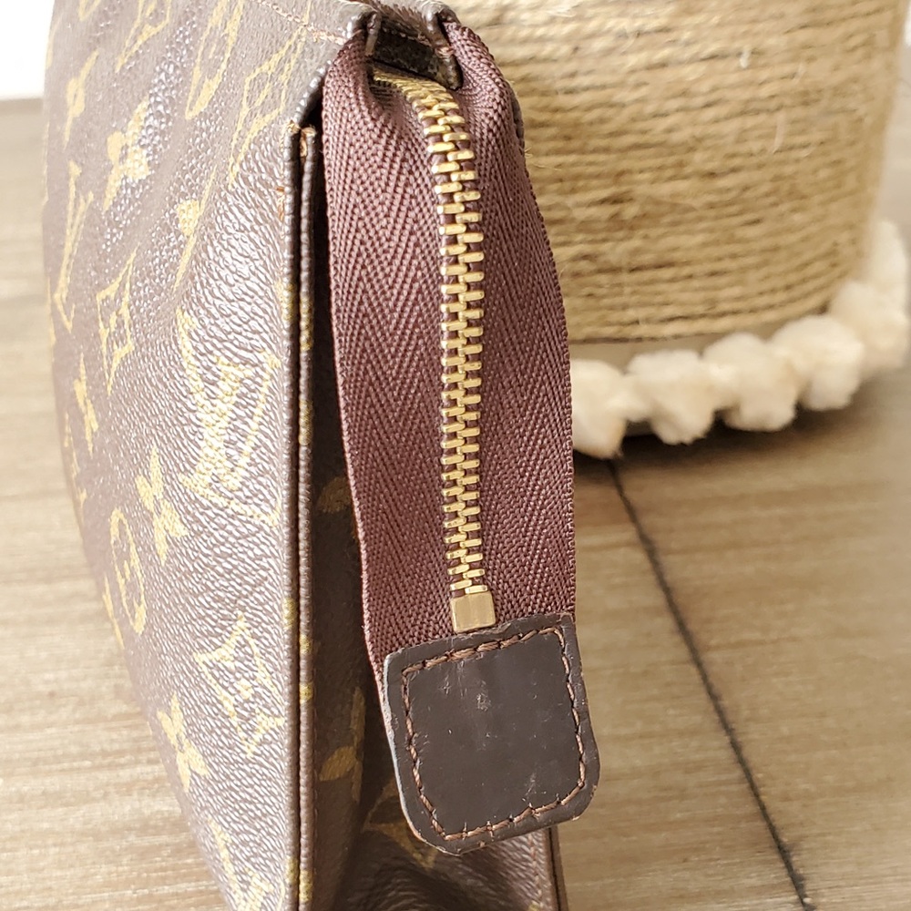 Authentic Louis Vuitton Toiletry 19 in Monogram - Picture 3 of 16
